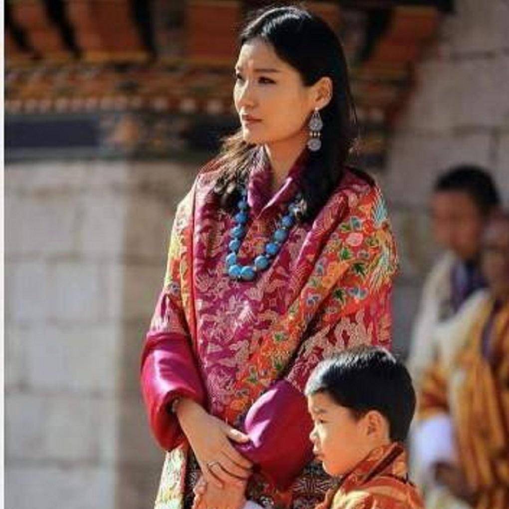 原创不丹小王子喜迎4岁!官方新照公开穿裙子,在佩玛怀中玩蛋糕太萌