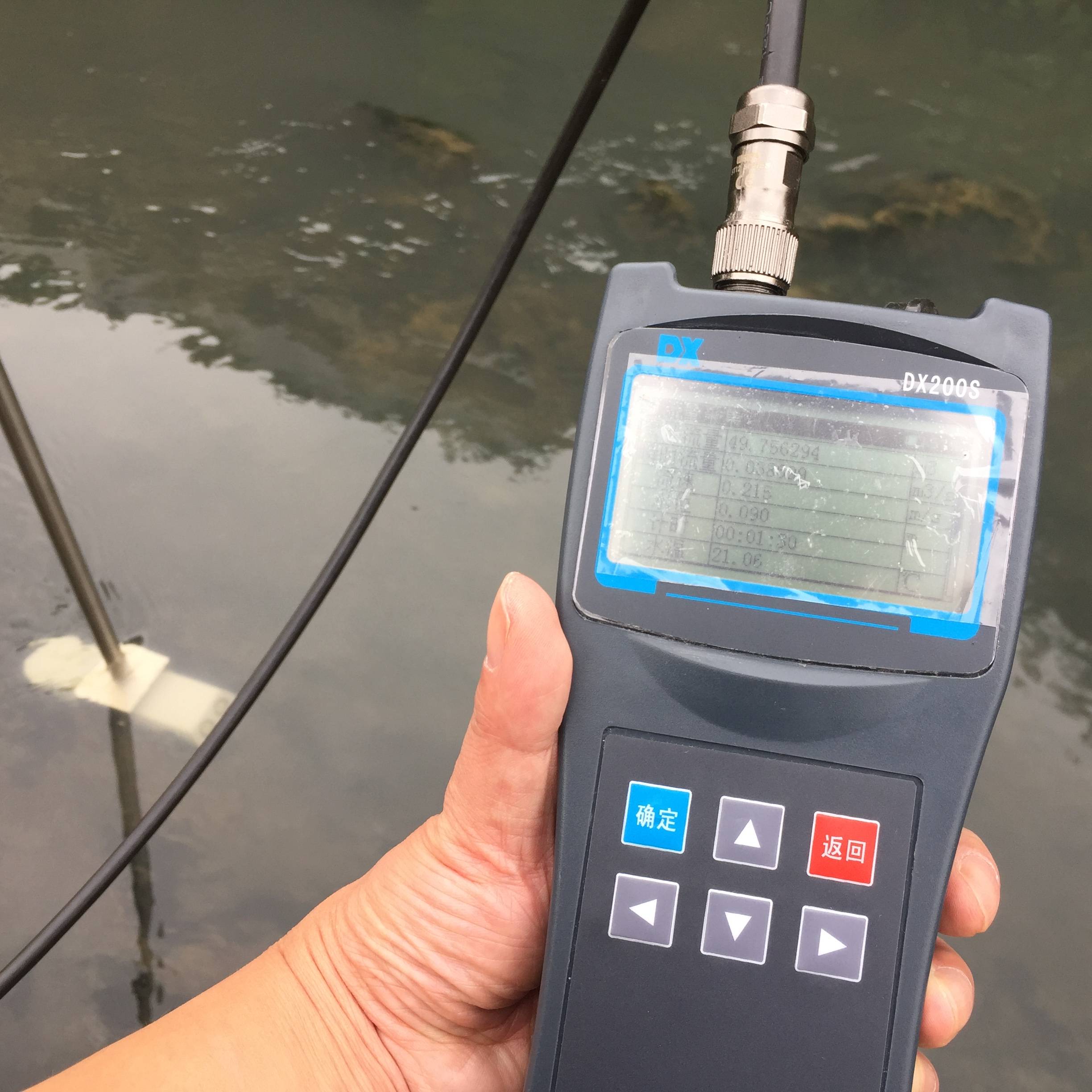 将流量计探头放入待测渠道或水体中,手持控制器即可显示相应的流速