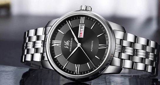 原创王凯的黄金手佩戴手表演绎帅气霸道总裁范