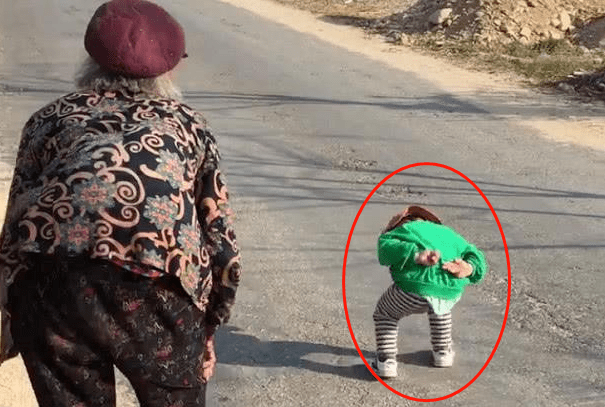 原创"驼背宝宝"火了!学太姥走路一板一眼,不忘回头自夸:走得像吧