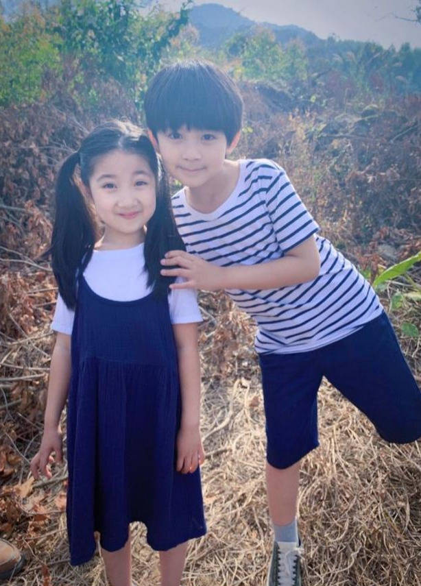 小葱花还好,就是长高了一节,因为她还是扎着双马尾,和电视剧中小尖尖