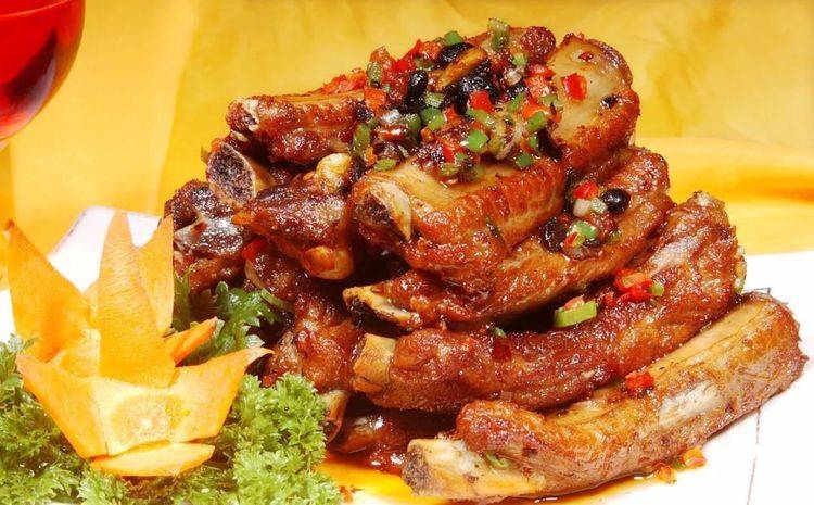 酱香排骨食材:肋排一斤,豆瓣酱20g,酱油30ml,花雕酒200ml,蛋黄一个