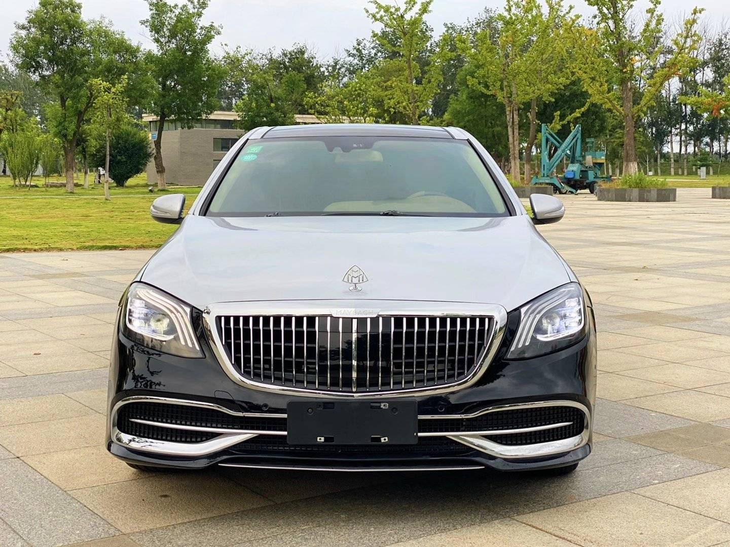 最便宜的迈巴赫s级亮相双色车身30t动力空间比奥迪a8还宽裕