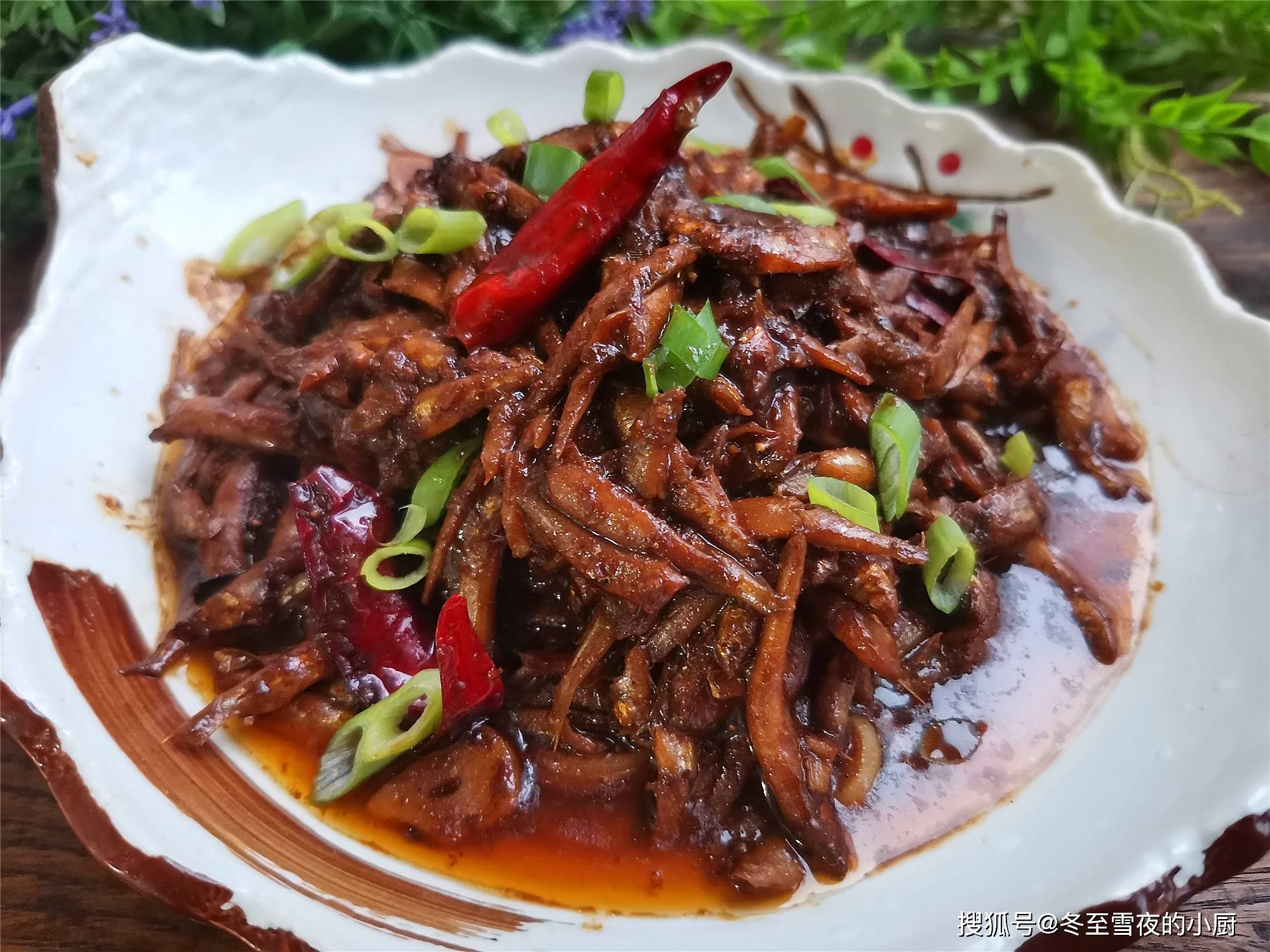 小野生魚怎樣做好吃,東北小魚醬的做法,醬香味濃,開胃下飯_黃瓜