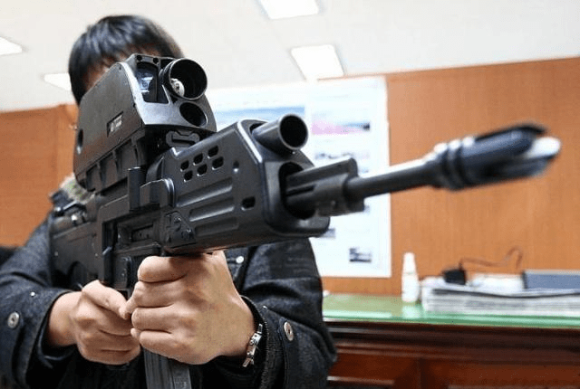 引领枪械发展新趋势的k11步枪 只是因为高成本而无法大量装备吗_单兵