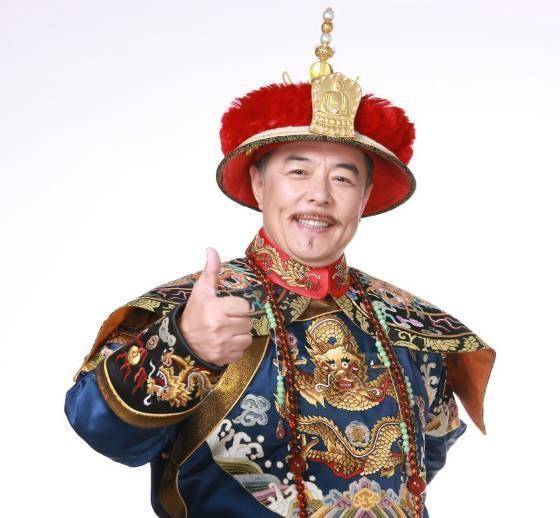 喜欢看古代宫廷剧的,一定都知道"皇帝专业户"张铁林吧!