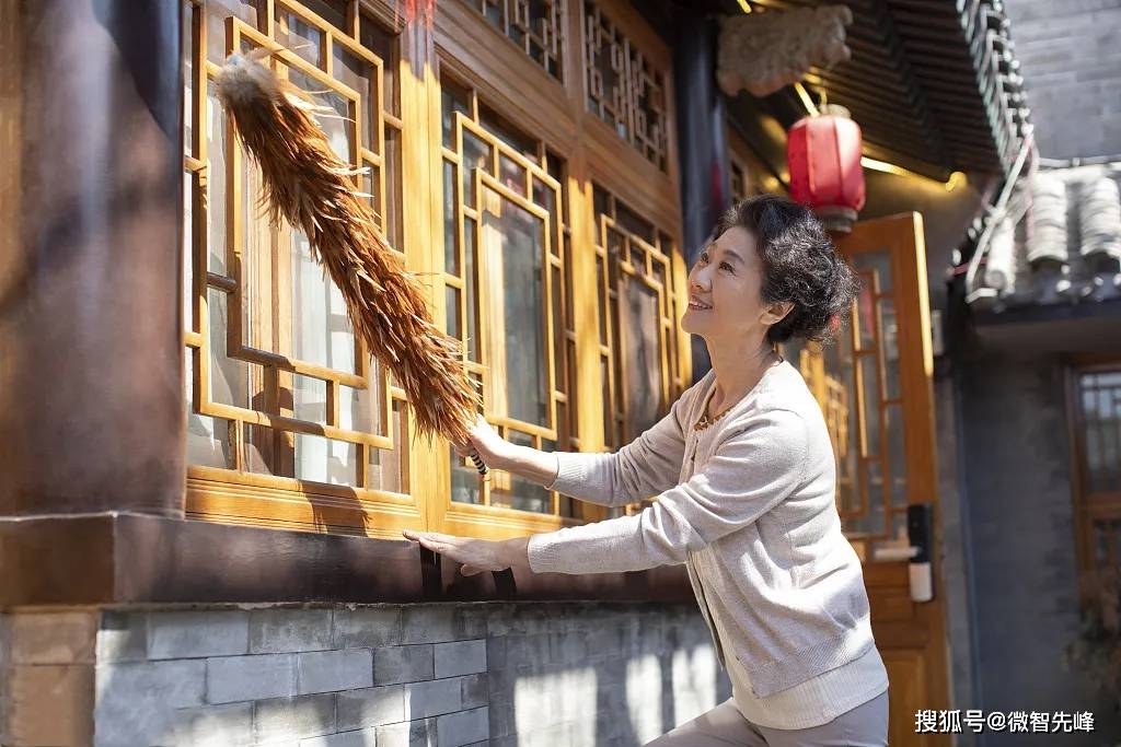3鸡毛掸子这种东西平时的时候是用来驱赶灰尘的,放在卧室里面比较好