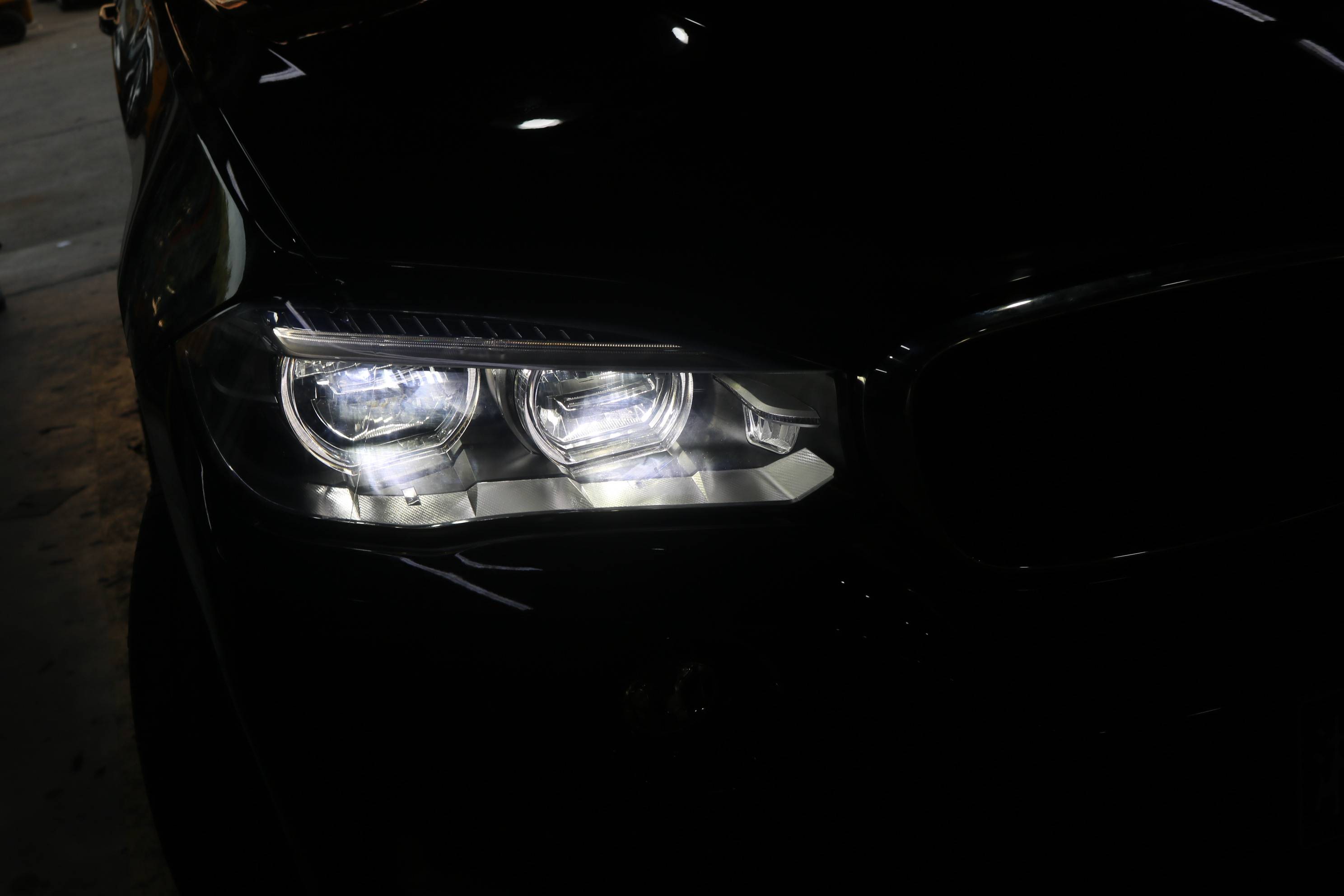 宝马x5原车标配卤素大灯,灯光呈橙黄色,虽然可以起到很好的保护眼睛