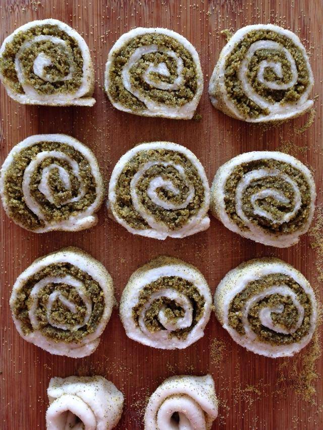 把铺好绿豆粉的糯米面卷起来,然后用刀切成大小均等的几块,这样绿豆