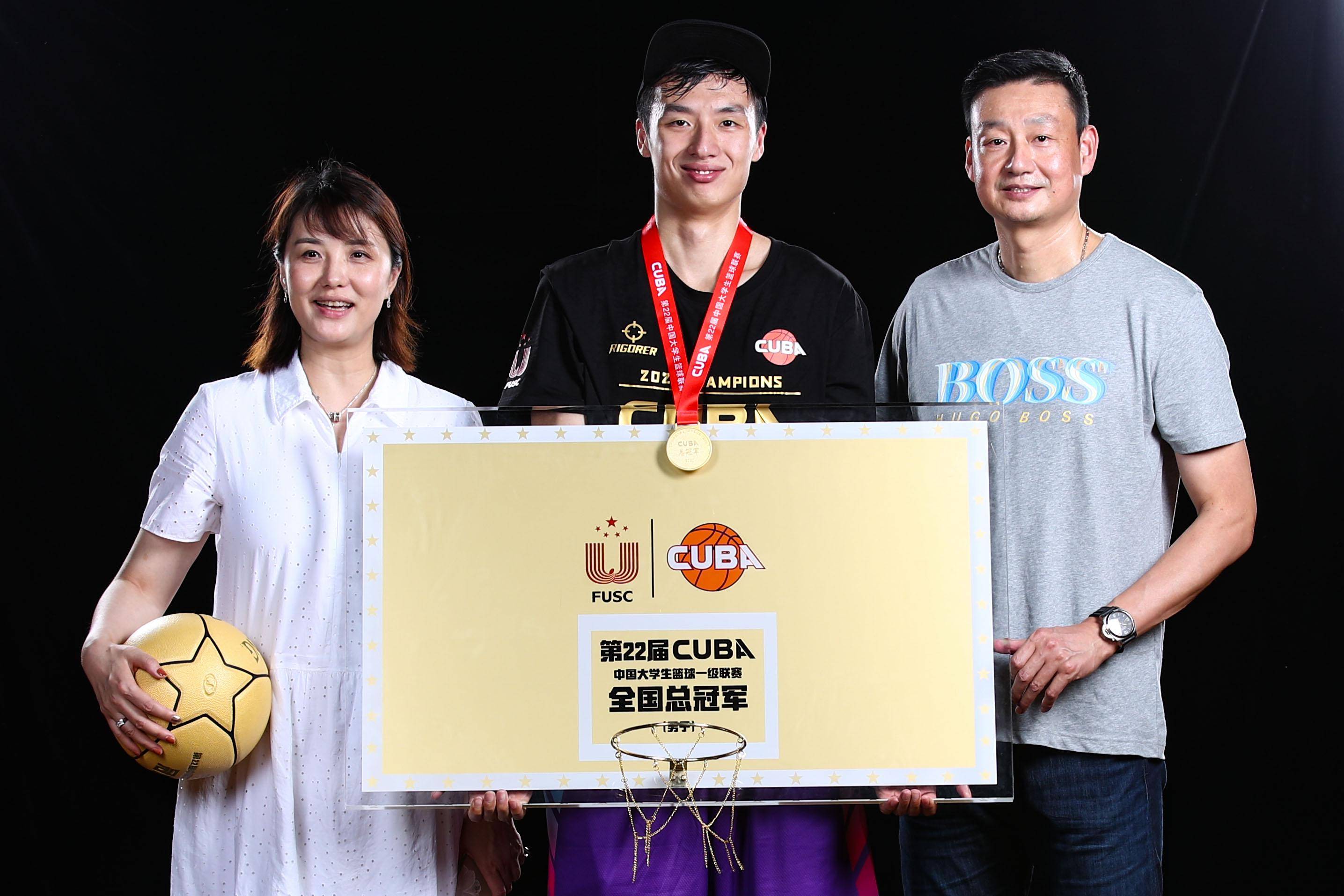 清华大学男篮夺冠前国手郑武现场见证儿子毕业季冲冠成功