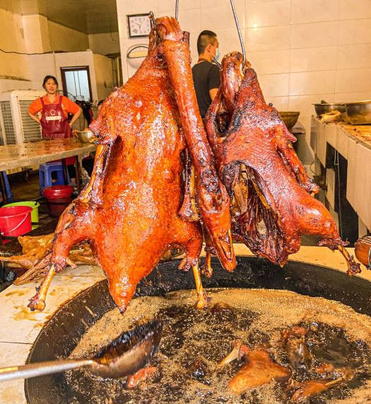 大家却不知在紧邻德阳什邡隔壁彭州的通济镇,有一只香卤油烫鹅香飘