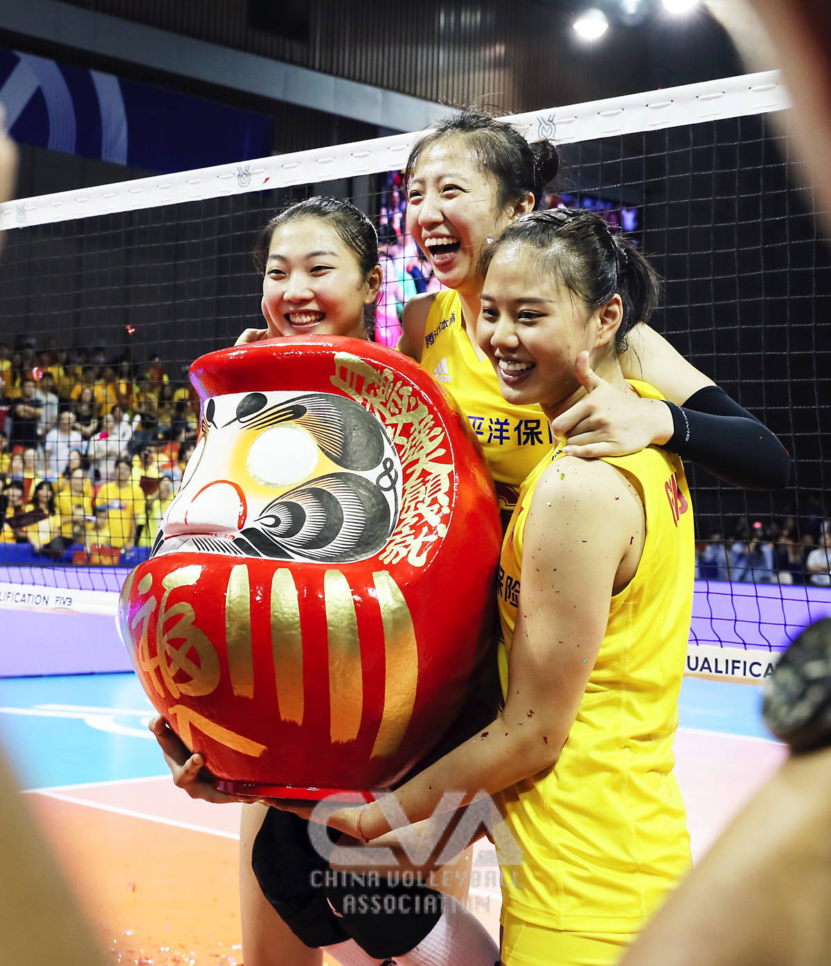 原创女排三大活宝再现经典造型 劳模龚翔宇变大姐姐 带着小师妹比心