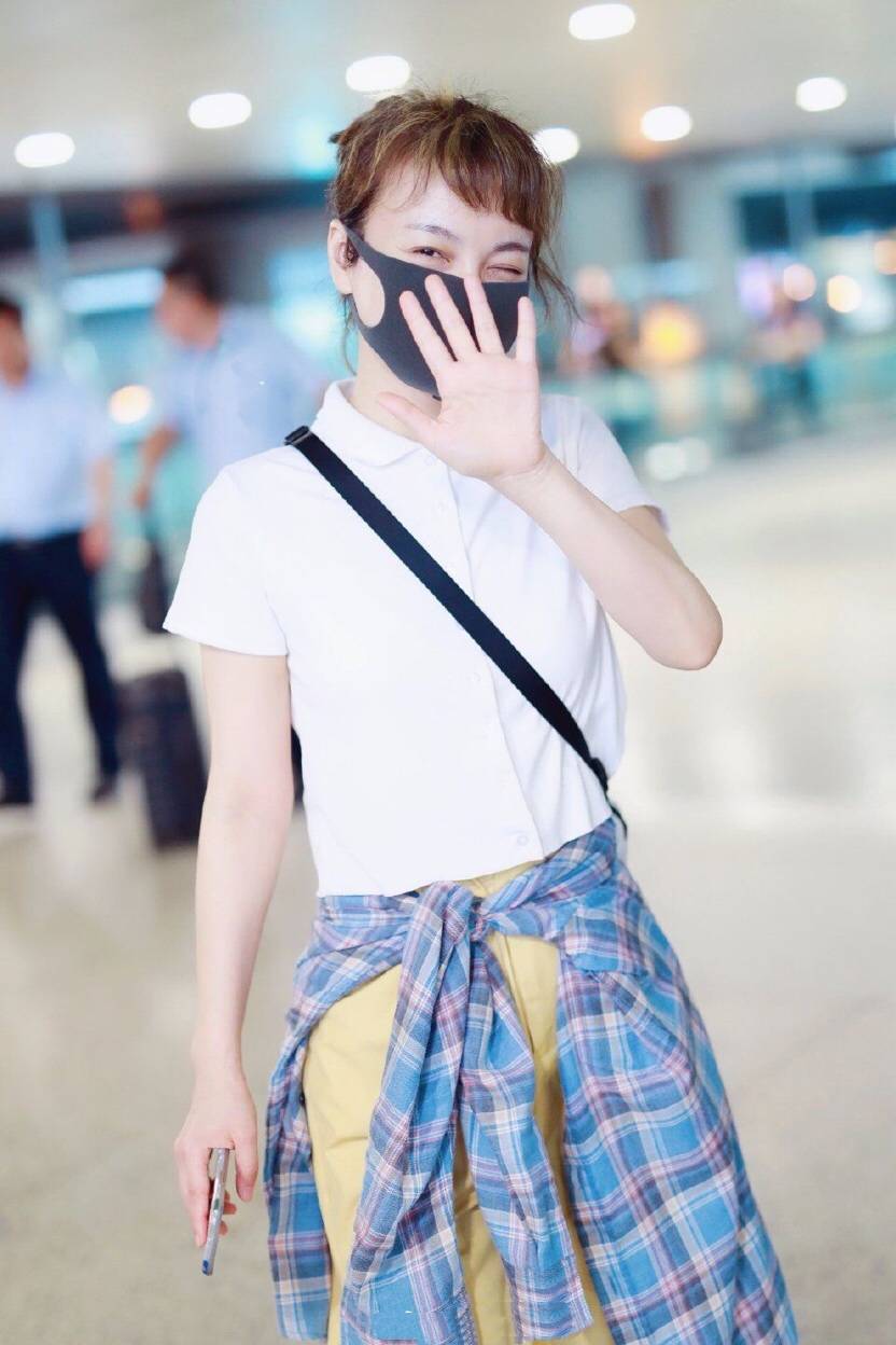 吴昕穿露脐上衣大秀小蛮腰,不露腿果然是正确的选择_手机搜狐网