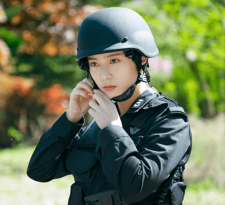 与sm合约到期后的郑秀晶新剧造型公开身穿军装演绎高冷女军官