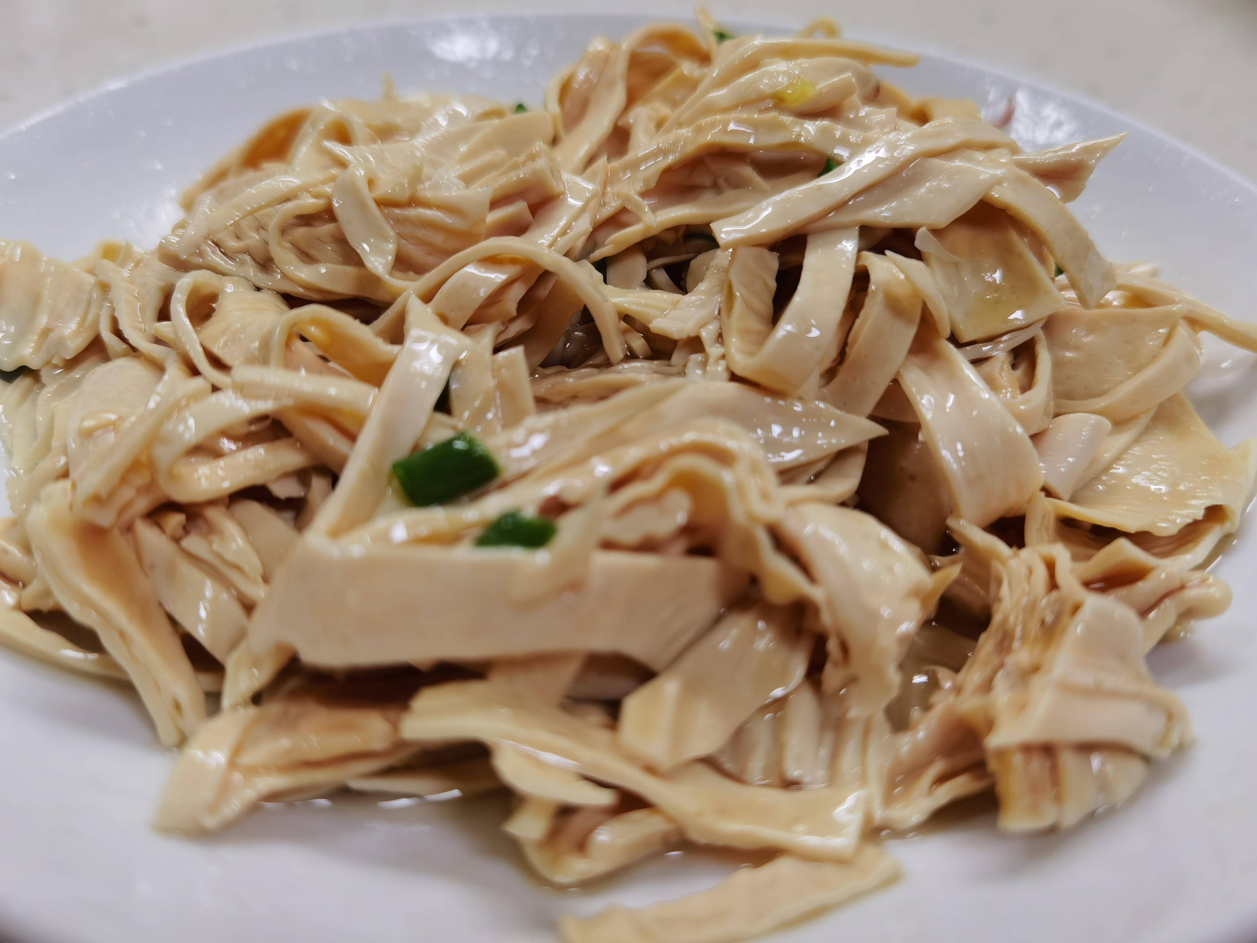 6,搅拌均匀就可以了,一道清爽低热量的凉拌豆腐结就做好了.