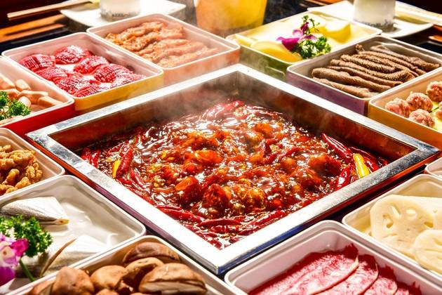 靠"服务"发家致富,被写成商业案例"海底捞",还值得学习吗?