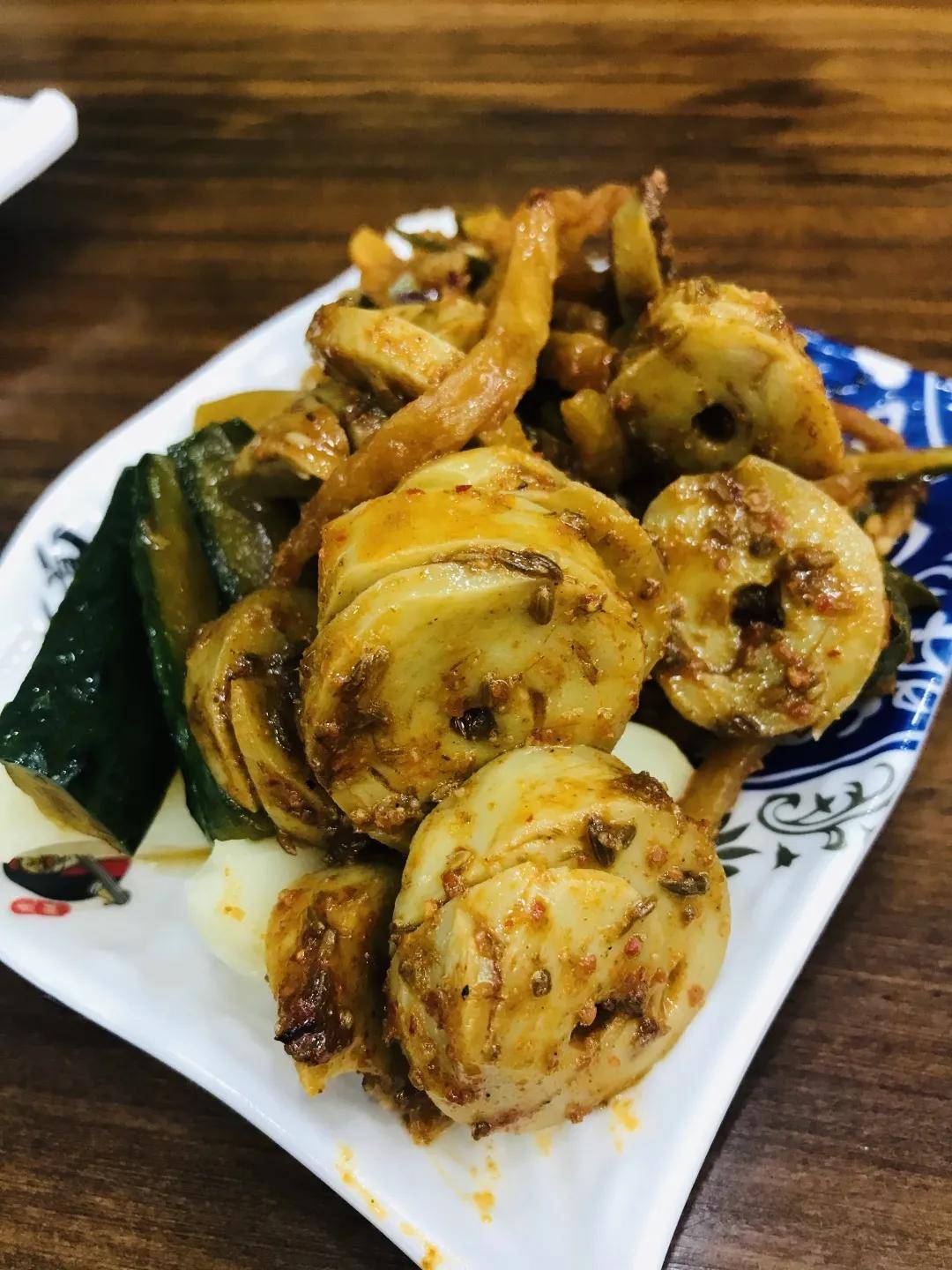 吃在大连-剔骨肉面分量足,面条爽滑有劲道,酱脊骨香而不柴