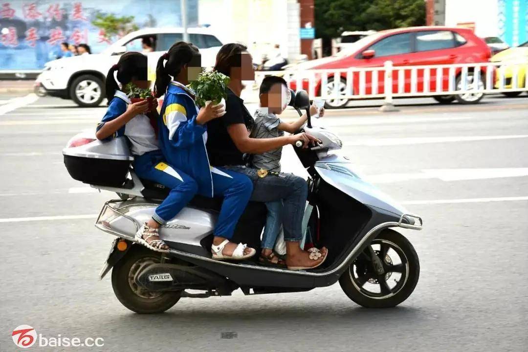 开学啦骑电动车接送孩子的家长必看的这些事