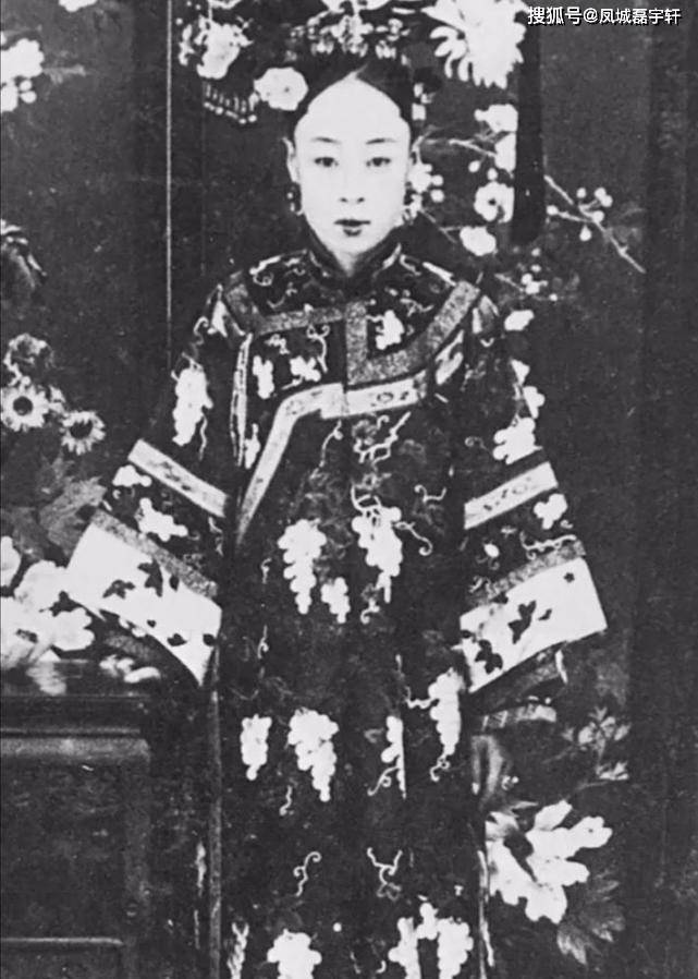 也是摄政王载沣的嫡福晋,儿子三岁时就让慈禧立为皇帝,从此相聚无多.