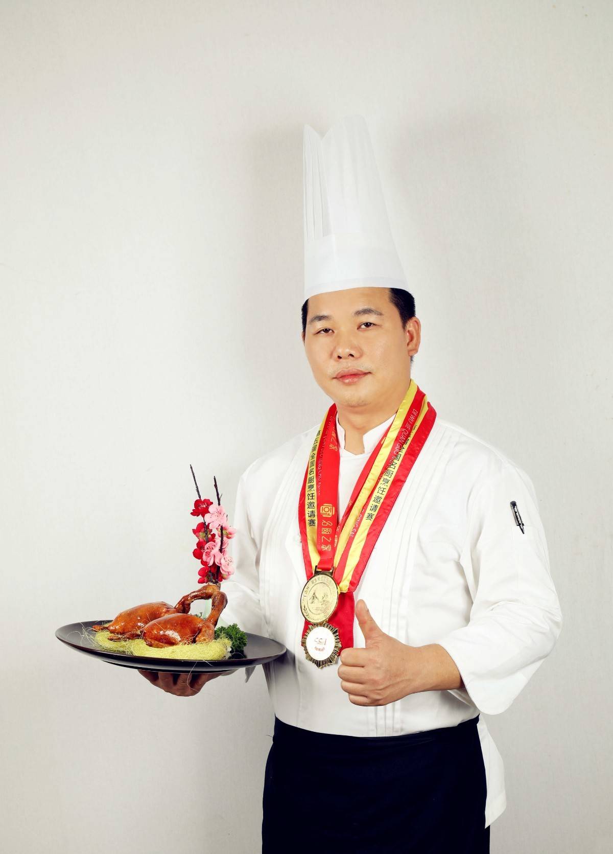 个人简介●曾繁北,1996年开始从事餐饮行业工作.