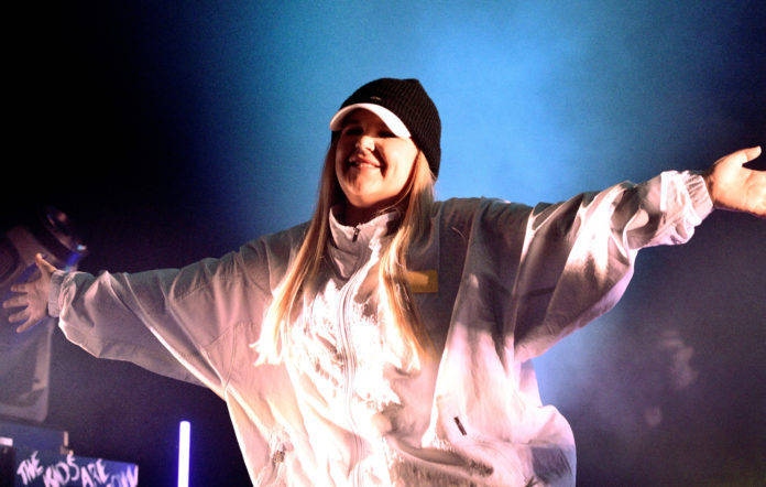 tones and i透露自己的新专辑将收录她街头表演时期的老歌和她在疫情