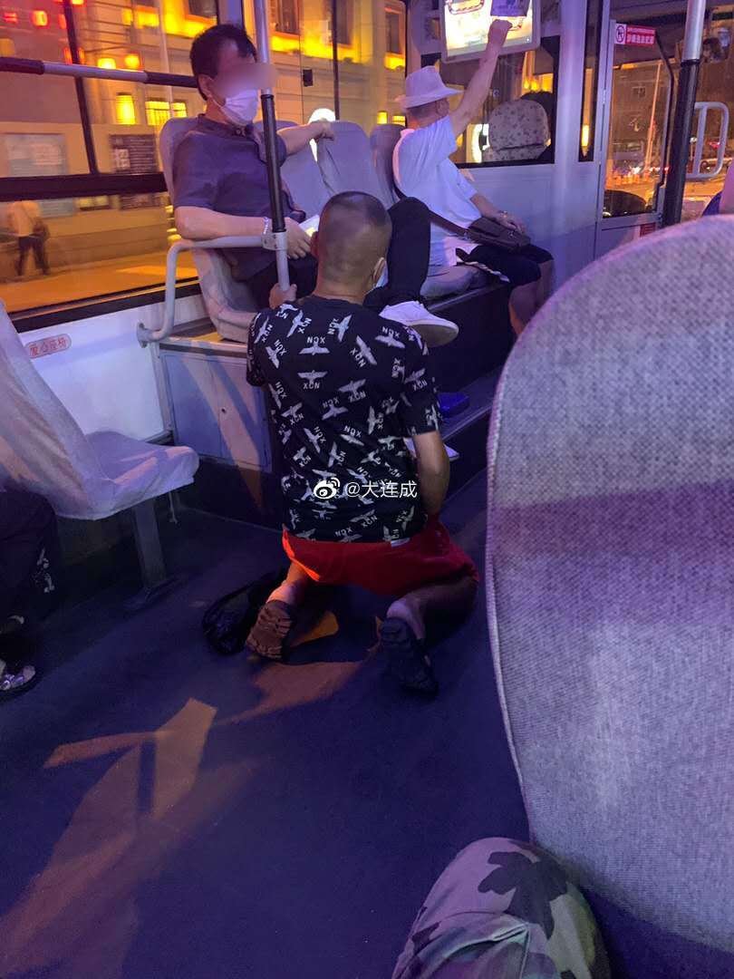 大连一醉酒男公交车撒野 给陌生大爷下跪_手机搜狐网
