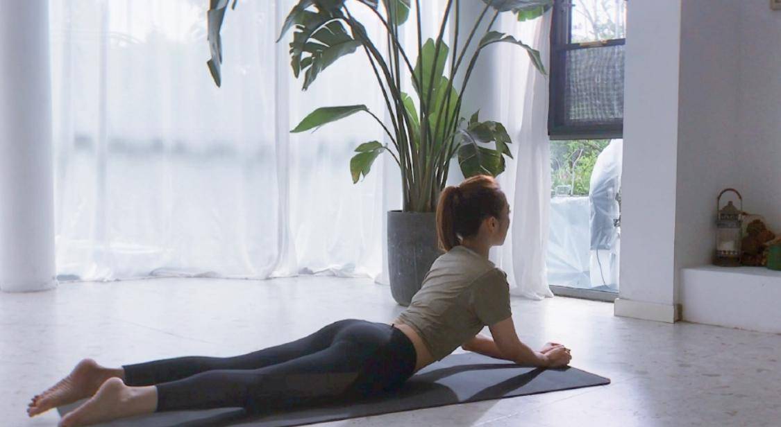 单身后魅力十足,余霜玩平板支撑,这双腿也太直了吧_手机搜狐网