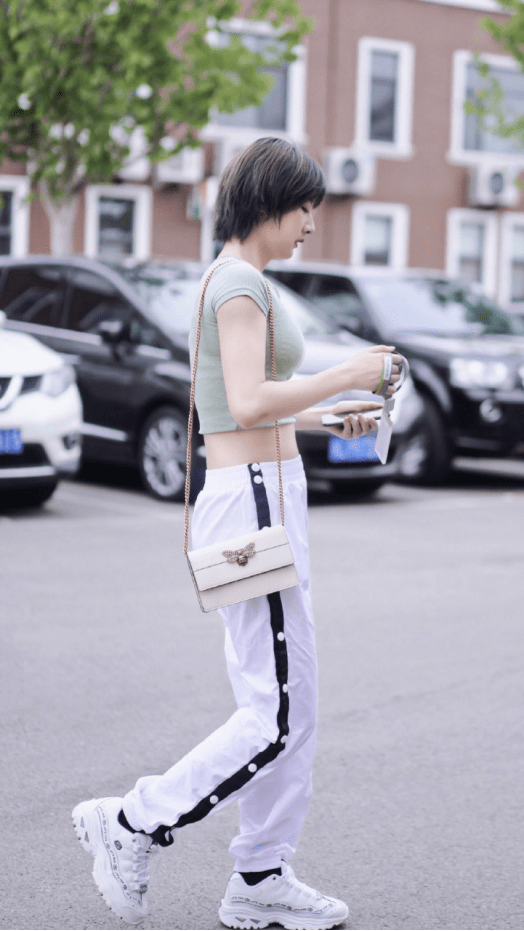 原创绝美撕漫脸赵粤真的很会穿抹茶绿露腰上衣十分清新身材也是极好的