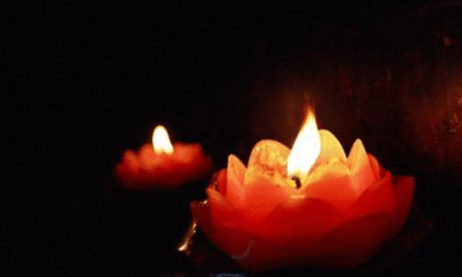 中元节有放河灯的民俗,河灯也叫"荷花灯",一般是在底座上放灯盏或蜡烛