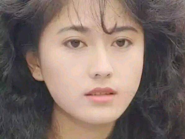 她曾迷倒金城武,两进豪门两度休夫,今56岁单身仍是冻龄女神_戈伟如