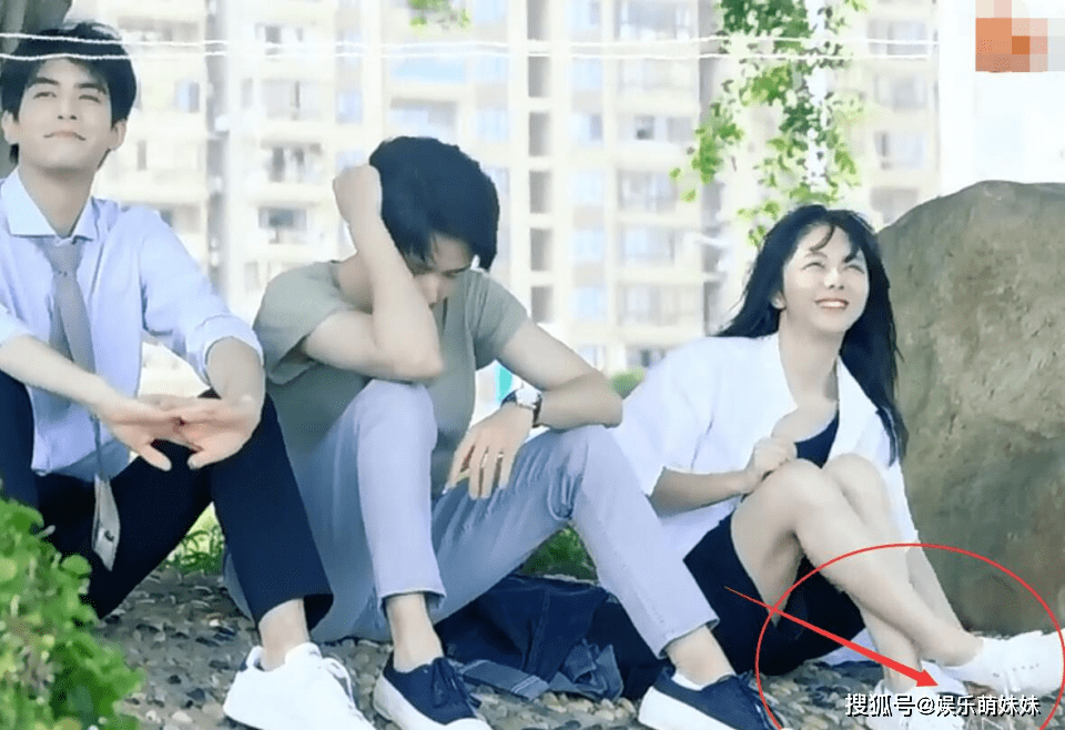 给贺子秋"闻鞋子",谭松韵拍戏前一个举动,尽显女明星的体面