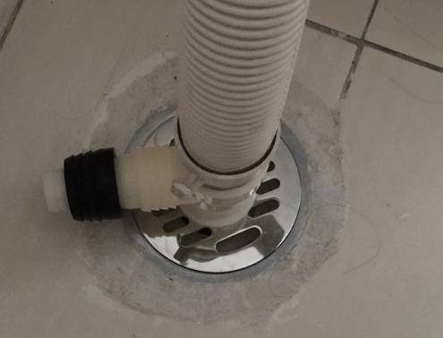 洗衣机专用地漏跟洗衣机排水管之间会有个连接部分,买洗衣机的时候都
