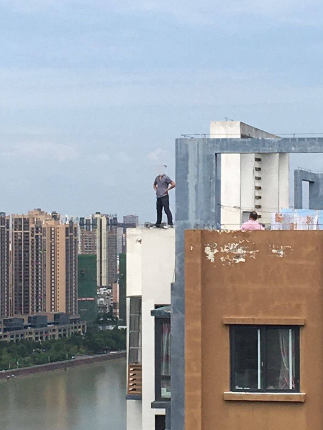 而后,该男子携两名小孩来到住宅楼天台,准备跳楼.