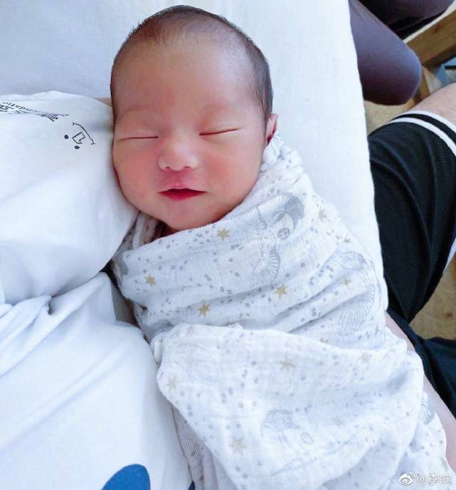 原创主持人李响晒儿子近照赞赞穿球衣可爱大腿粗壮运动天赋异禀