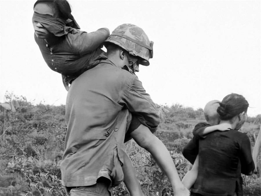 越战中的越南女兵:俘虏被美国大兵扛走,蒙上双眼身上绑满炸弹