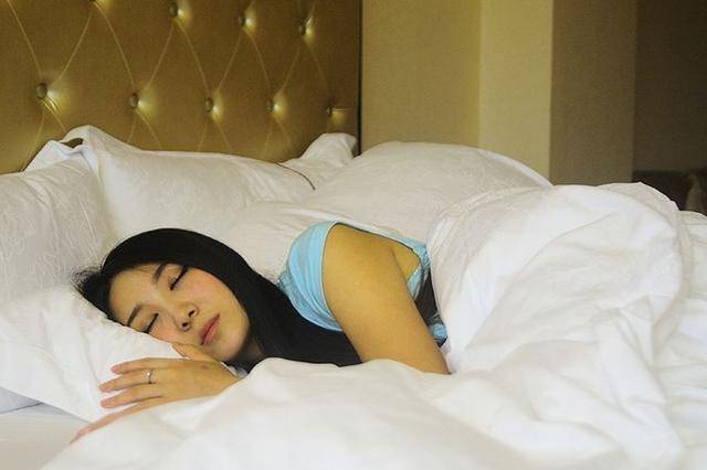 酒店"试睡员"靠睡觉就能工资上万,为何很少人做,员工说出实情