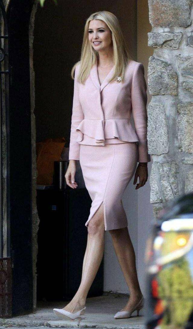 想不到伊万卡也可以那么少女,穿衣风格大变样,反而缺少了韵味