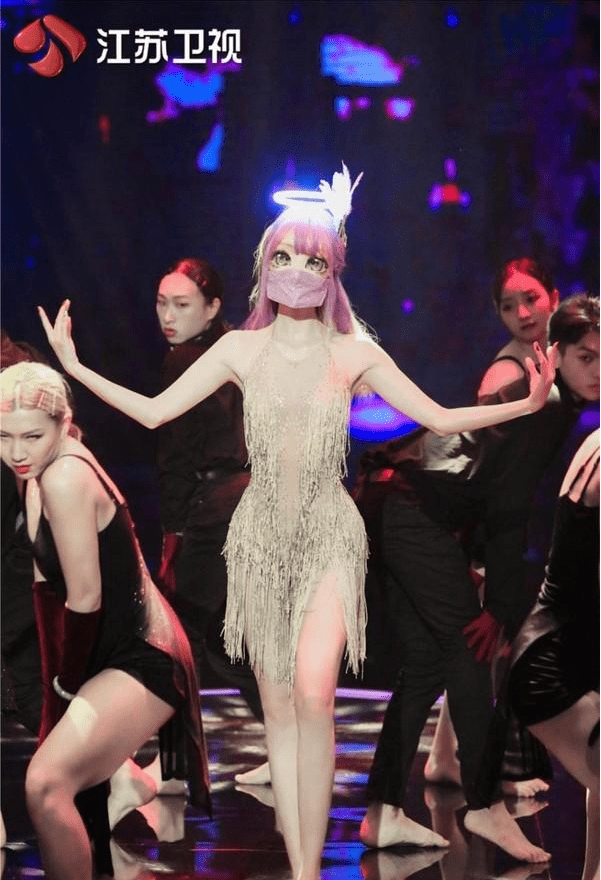 33岁张俪身材太好,穿短款衬衫小黑裤,校园写真也美艳酷帅