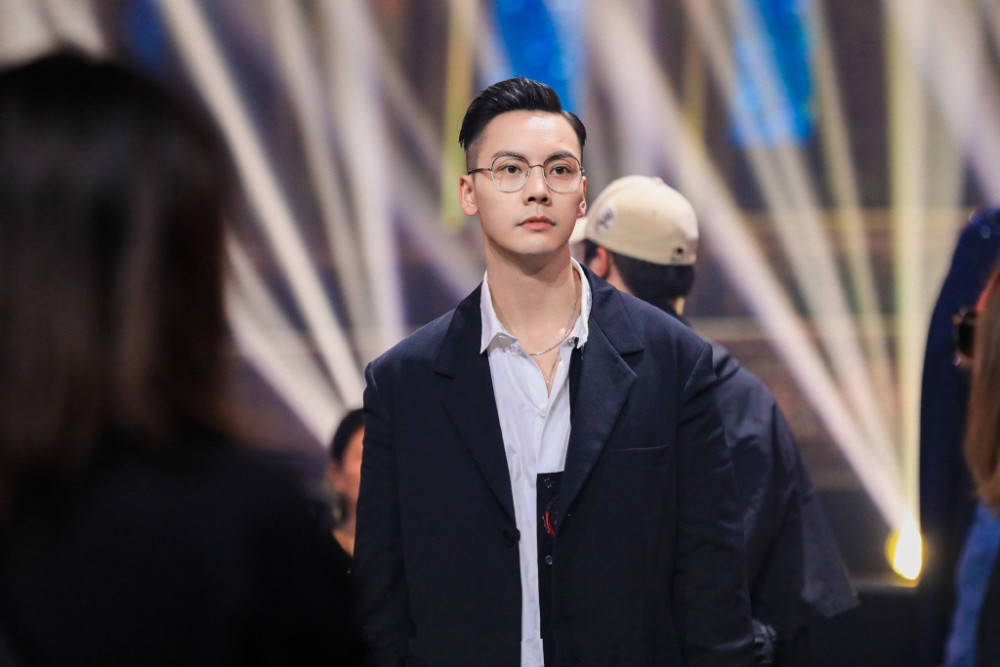 陈伟霆换发型,留着偏分油头戴金属框眼镜,痞帅的样子的确迷人!