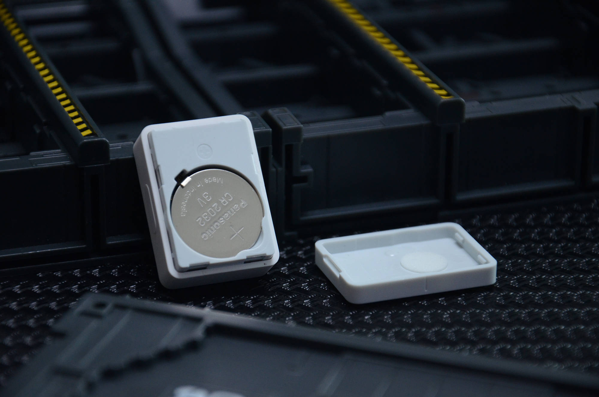 小米门窗传感器2的底部实拍,这里也正是胶贴位置.