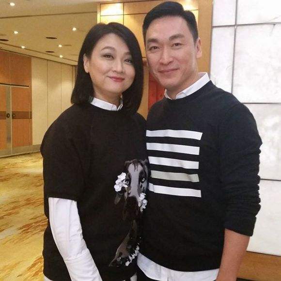 年轻时候的陈莉萍非常漂亮甜美,而陈泰鸣也是高大帅气,但是步入中年后