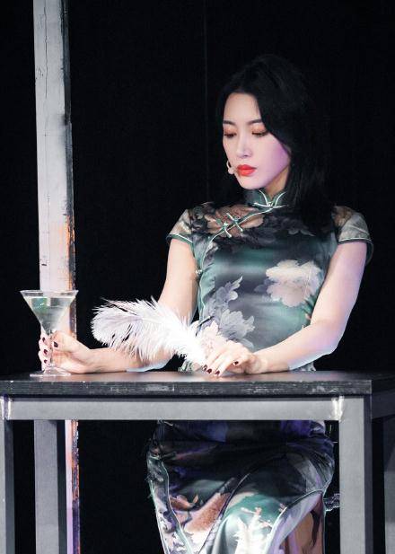 青春有你2又一枚腿精戴萌穿旗袍身姿窈窕气质娇俏