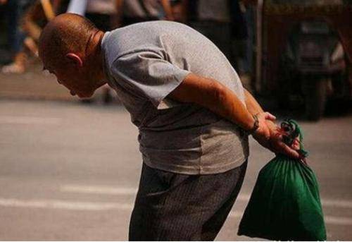 俗语:"龟背蛇腰不可交,瞟眼看人不用刀",啥意思?有道理吗