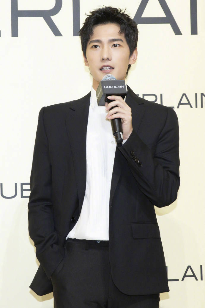 原创杨洋身穿黑西装搭配白衬衫出席活动优雅从容彰显绅士风范