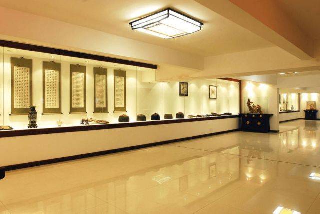 走进金九月饼博物馆,一幅长达10米,高2米多的梅城古韵图,生动还原和