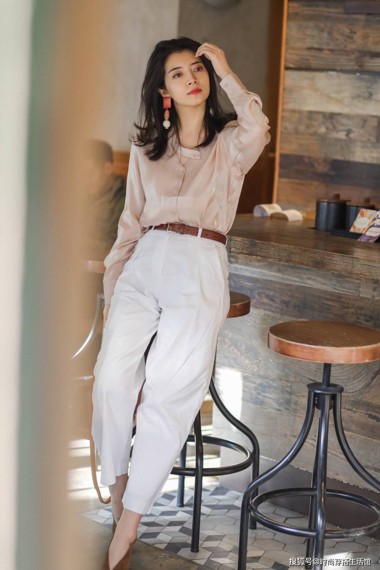 女人不管穿裙子还是裤子,都别配帆布鞋,看三木这样穿就知道了_时尚