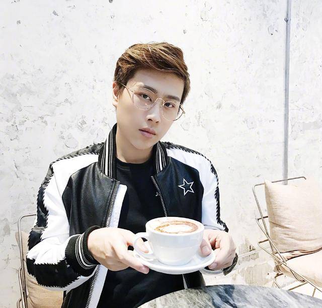 卢本伟另类复出自拍带货每秒两位数销量网友卢本伟牛逼