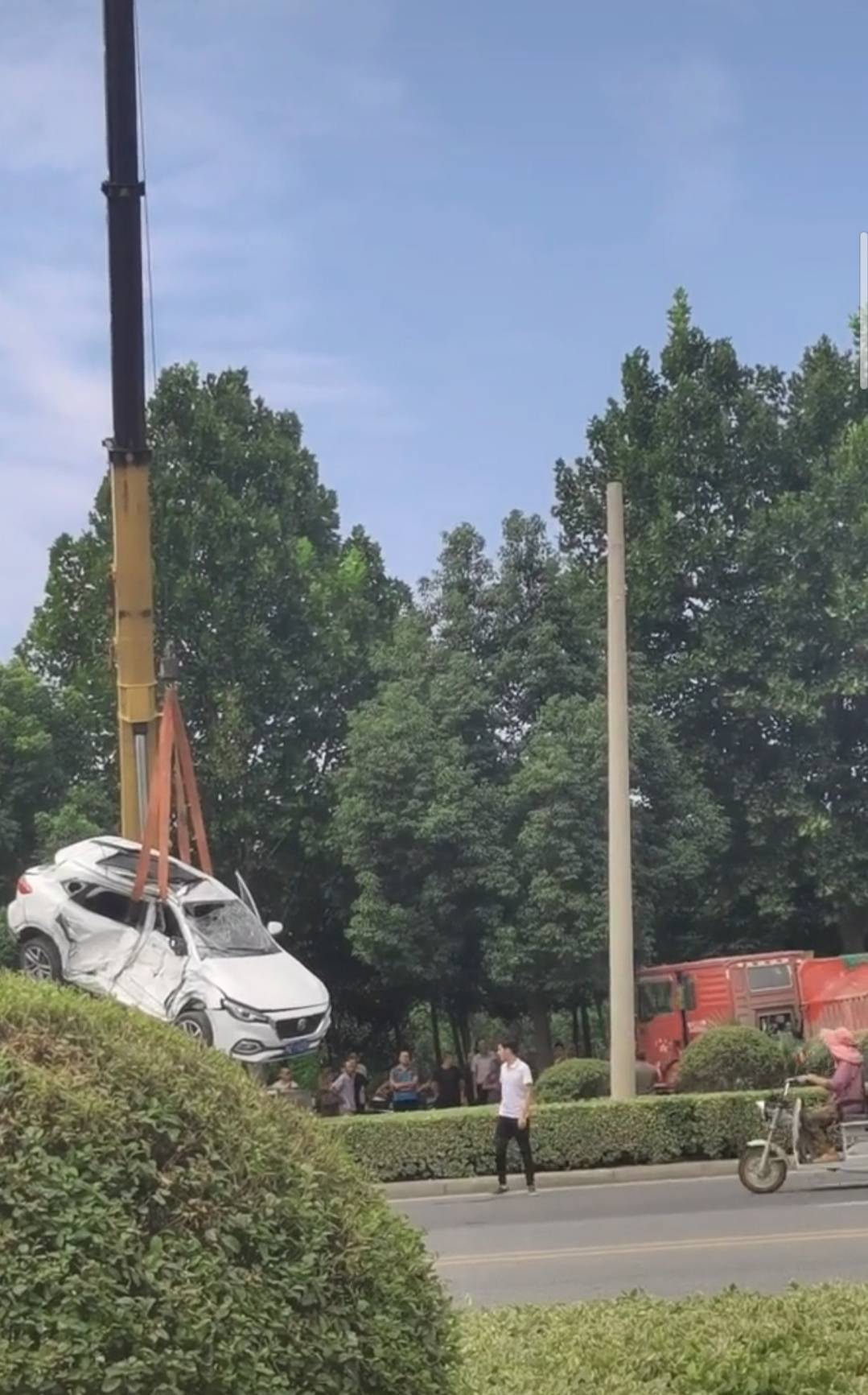 驻马店市,中原大道发生一起重大车祸,一人被困车内