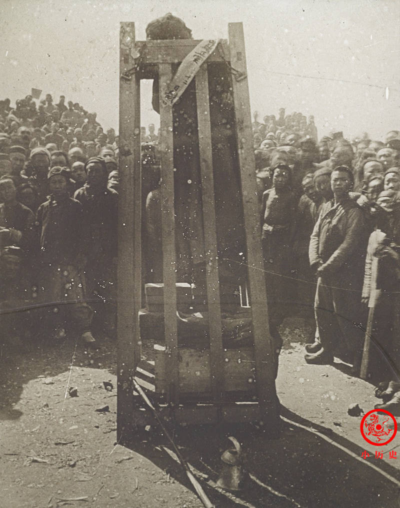 这种刑罚名为站笼,在枷号刑的基础上设计出来的,因此又称"立枷".