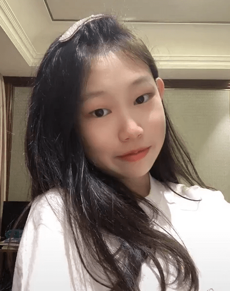 小沈阳12岁女儿晒自拍视频活泼俏皮神似爸爸